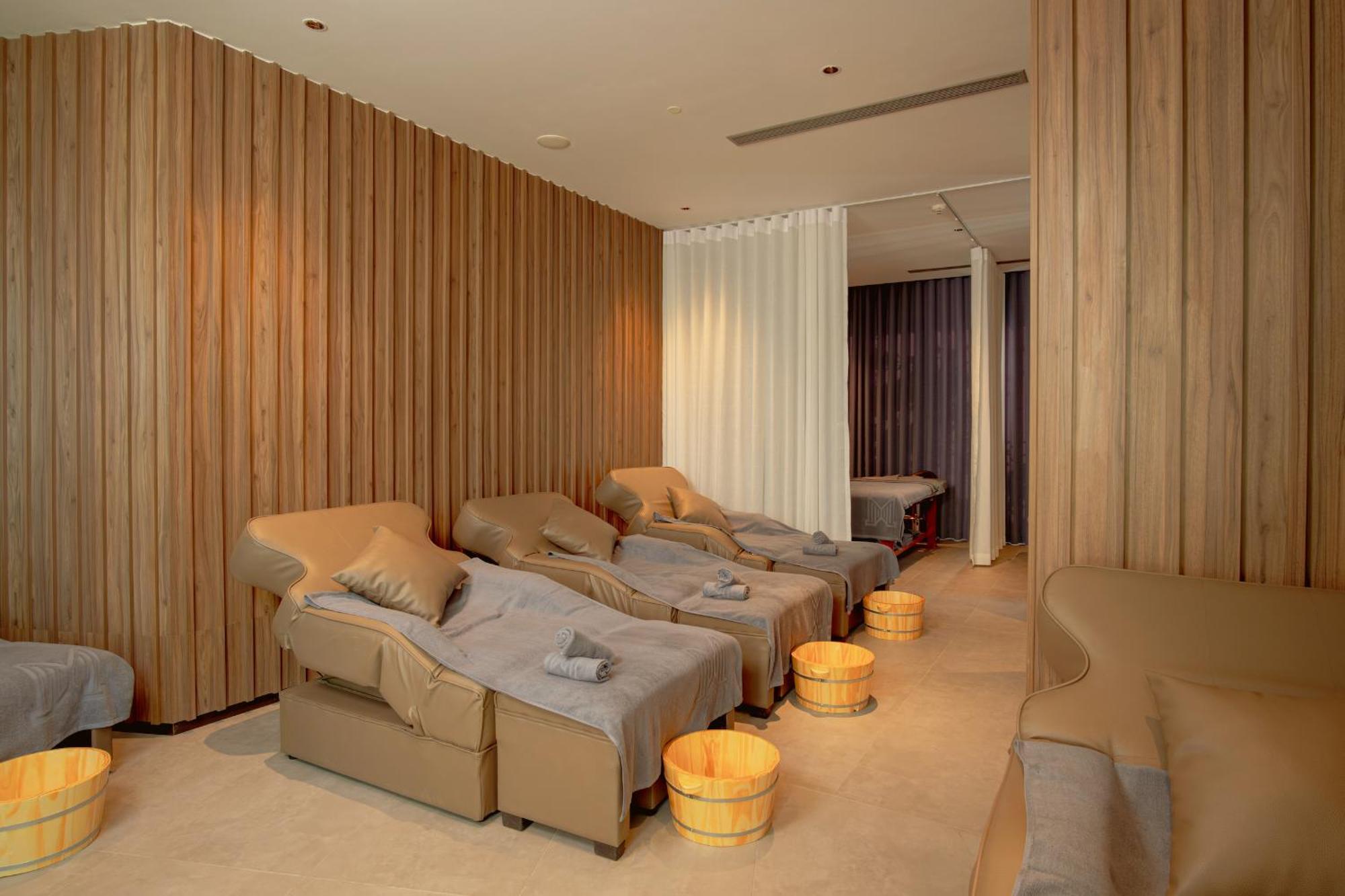 M Hotel Danang Esterno foto A foot reflexology room at a spa