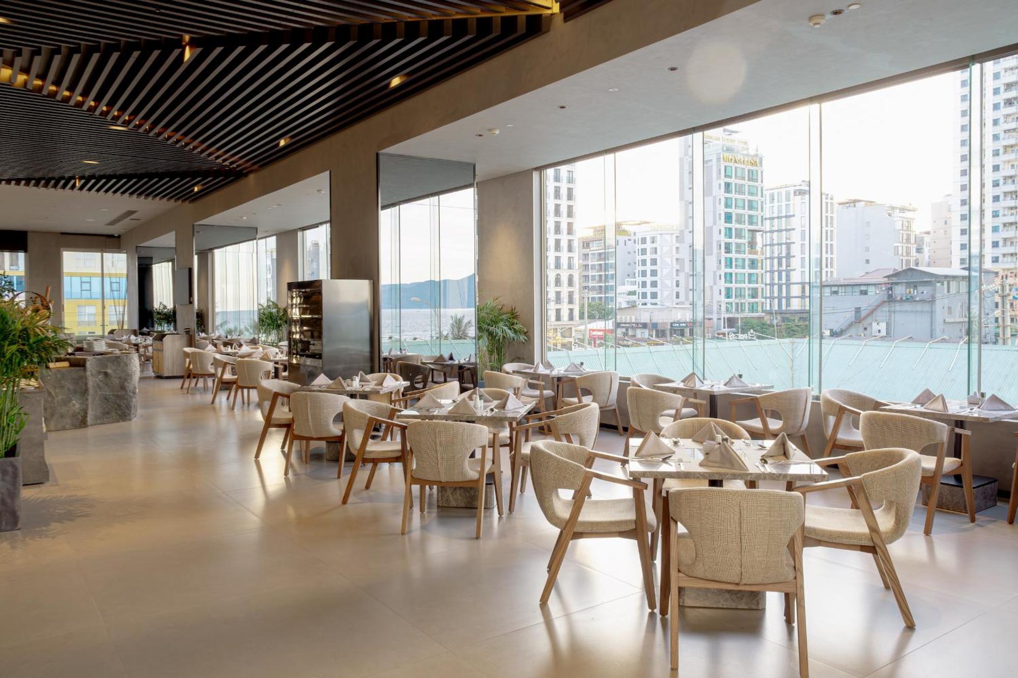 M Hotel Danang Esterno foto The restaurant