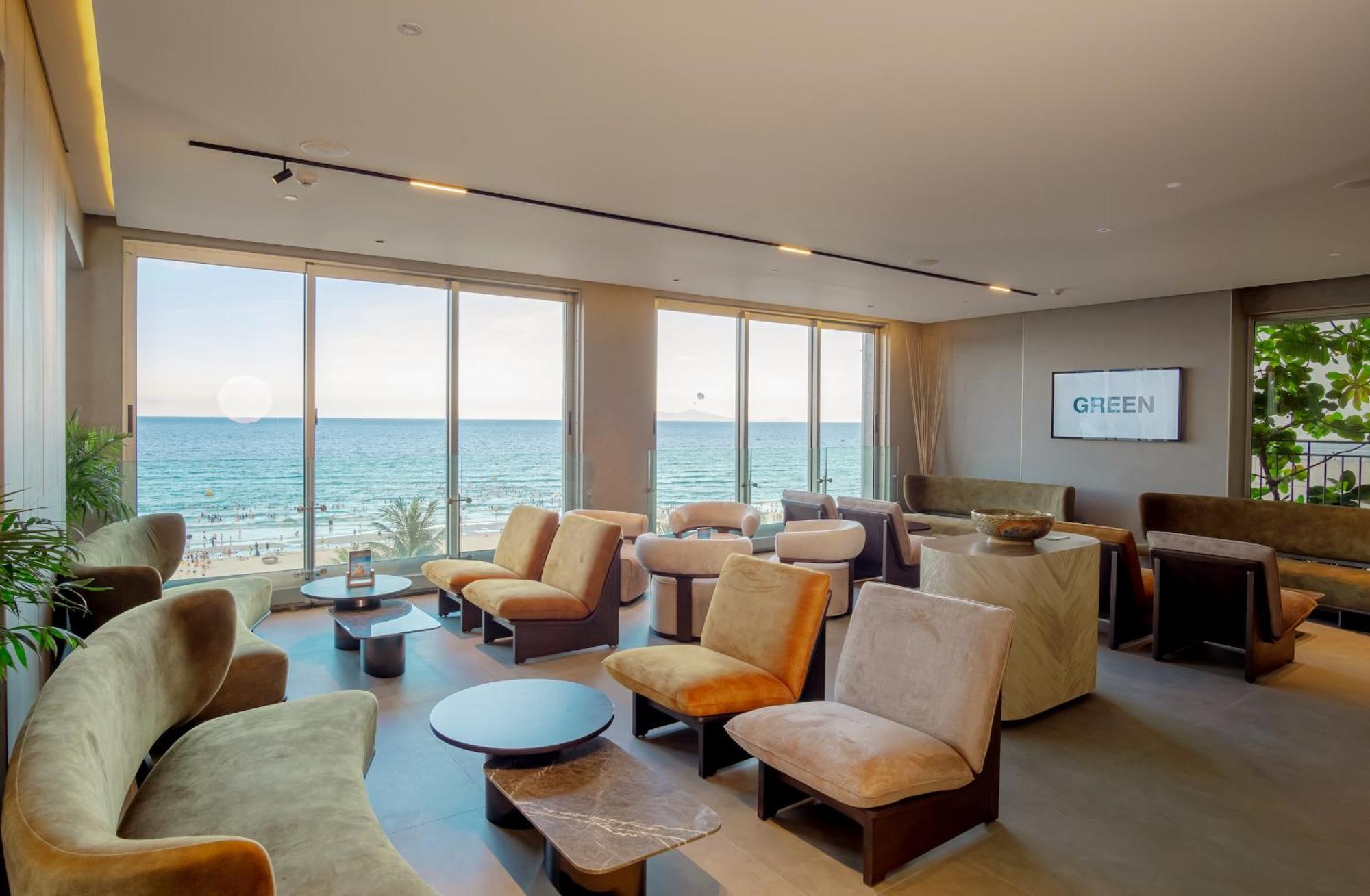 M Hotel Danang Esterno foto Club Lounge at Tel Aviv airport