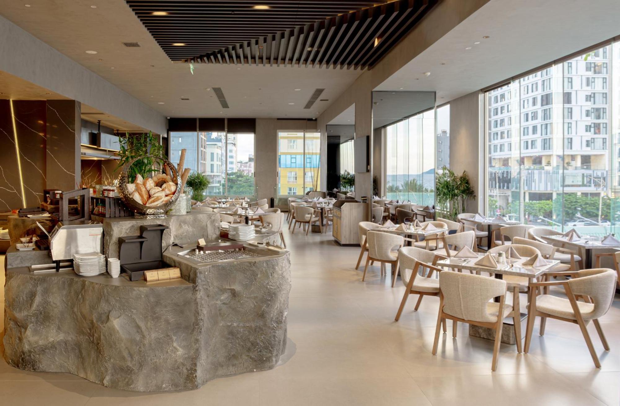 M Hotel Danang Esterno foto The restaurant
