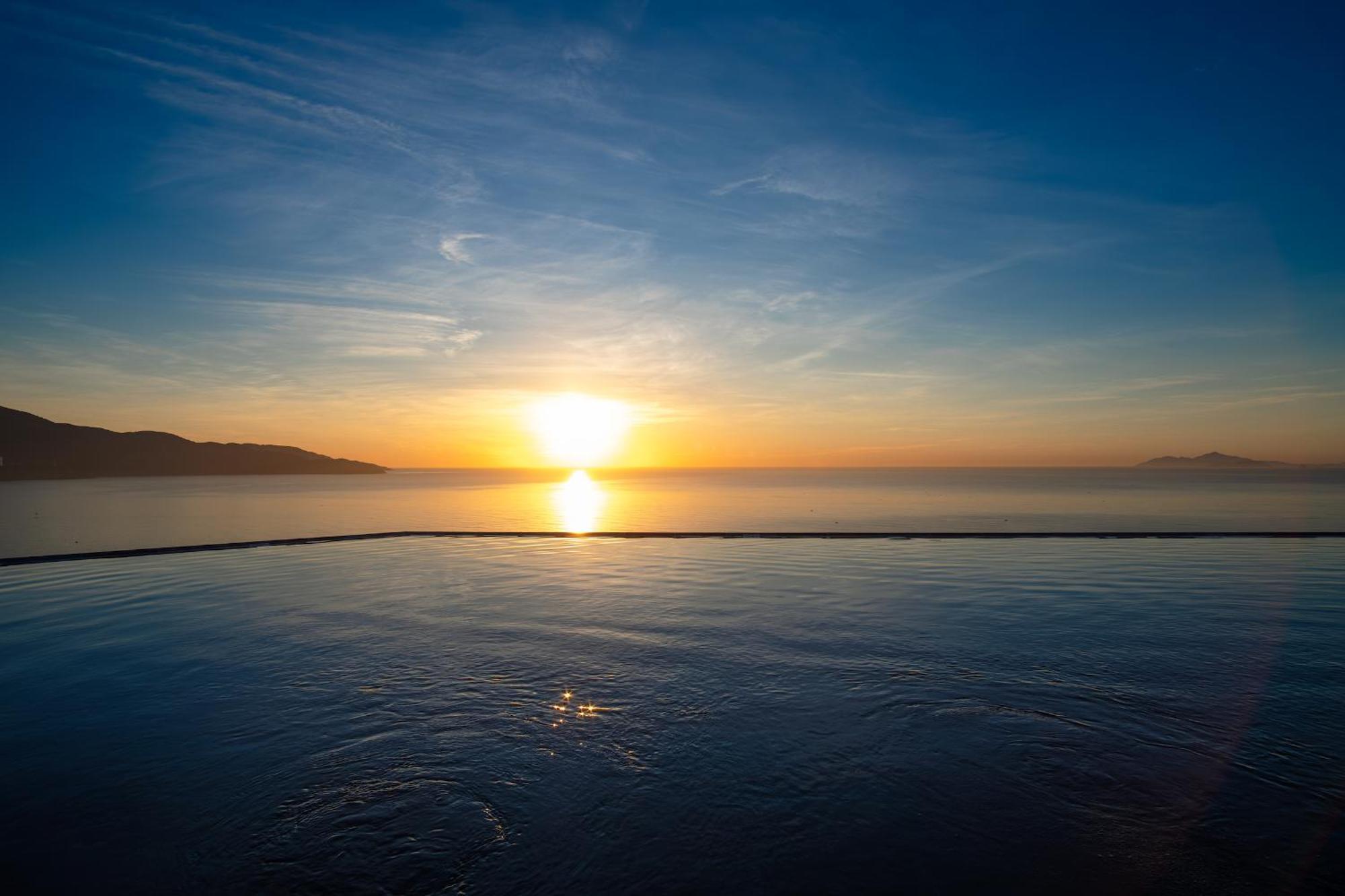 M Hotel Danang Esterno foto Sunset over the Gulf of Akaroa