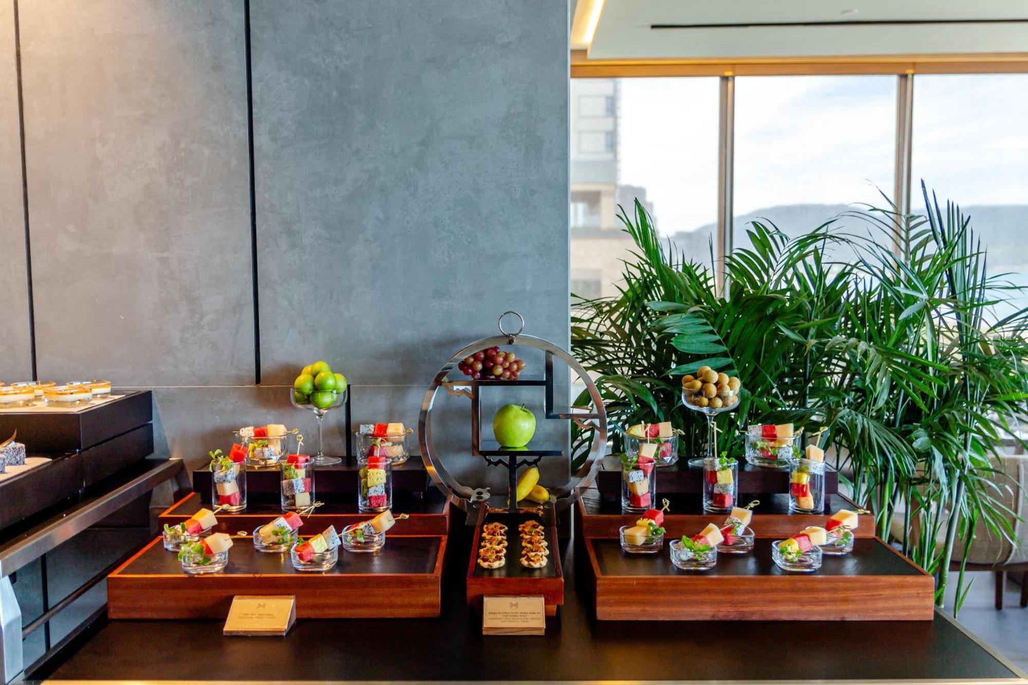 M Hotel Danang Esterno foto A selection of desserts at the lounge