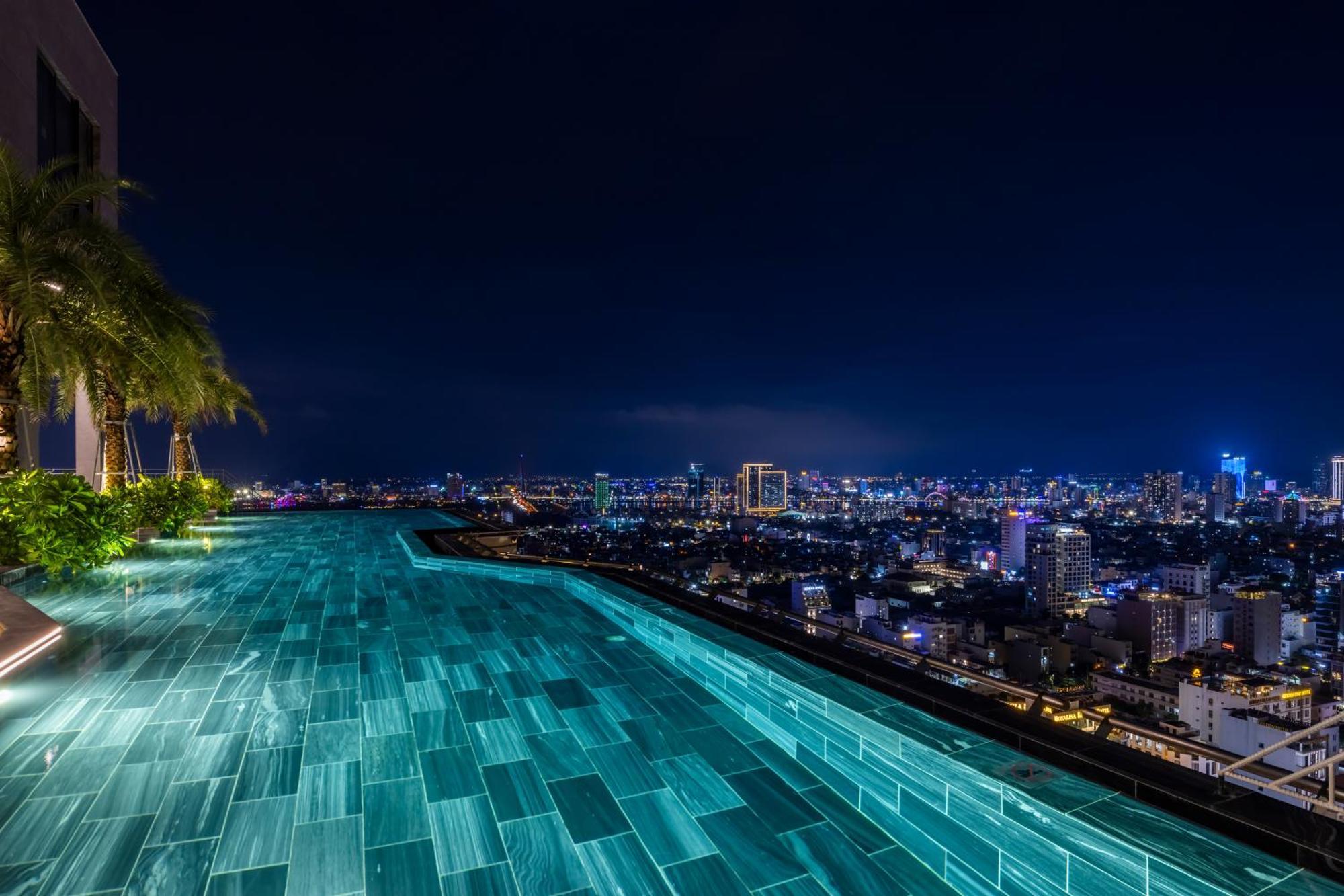 M Hotel Danang Esterno foto Infinity pool at the 33rd floor of the hotel