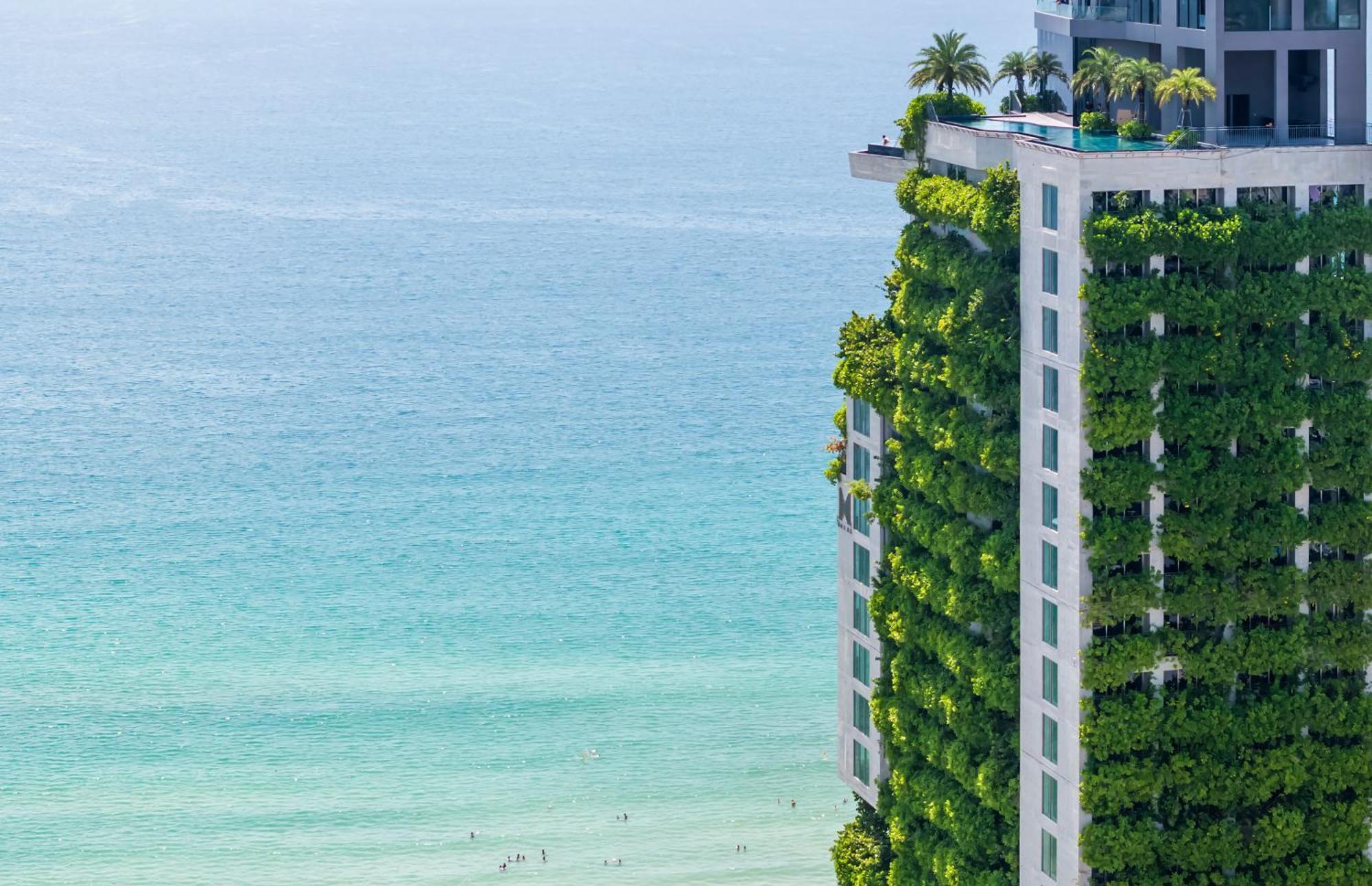 M Hotel Danang Esterno foto The vertical garden at The Ivy