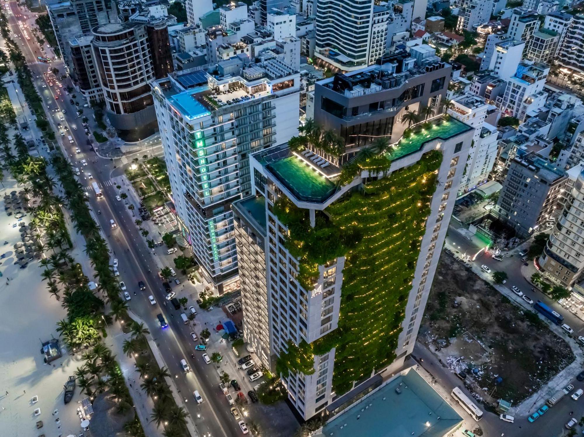 M Hotel Danang Esterno foto The green wall at The Park