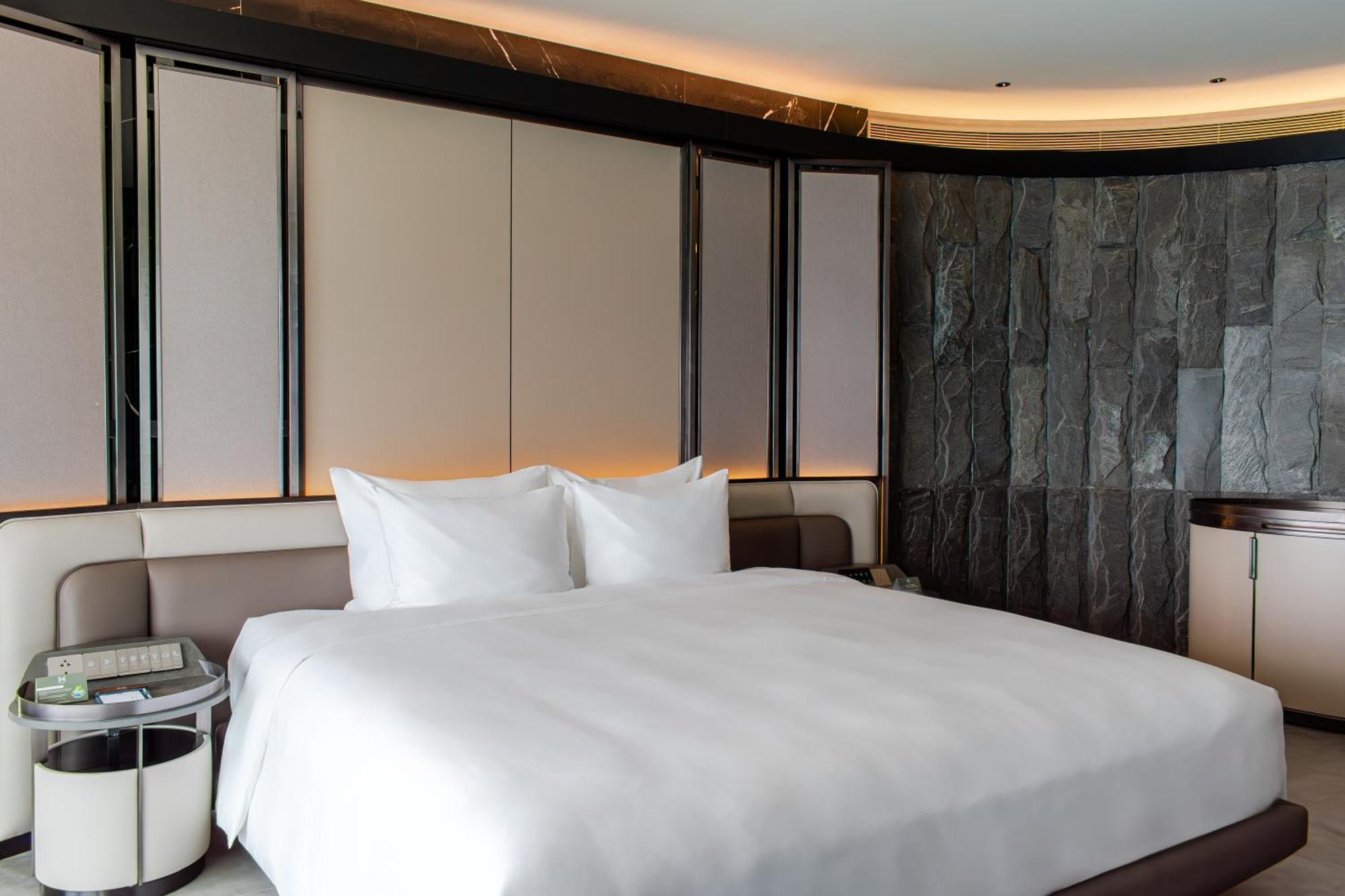 M Hotel Danang Esterno foto A bedroom at the hotel
