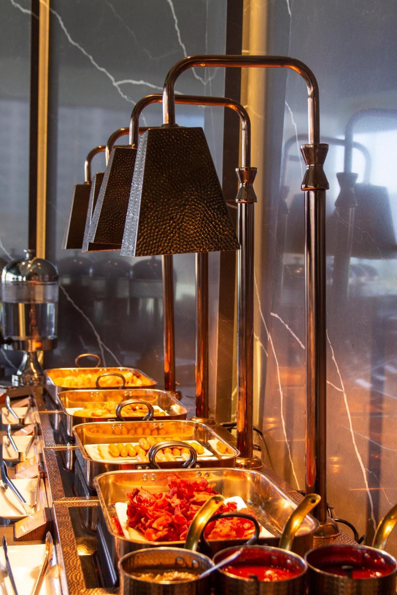 M Hotel Danang Esterno foto A chafing dish