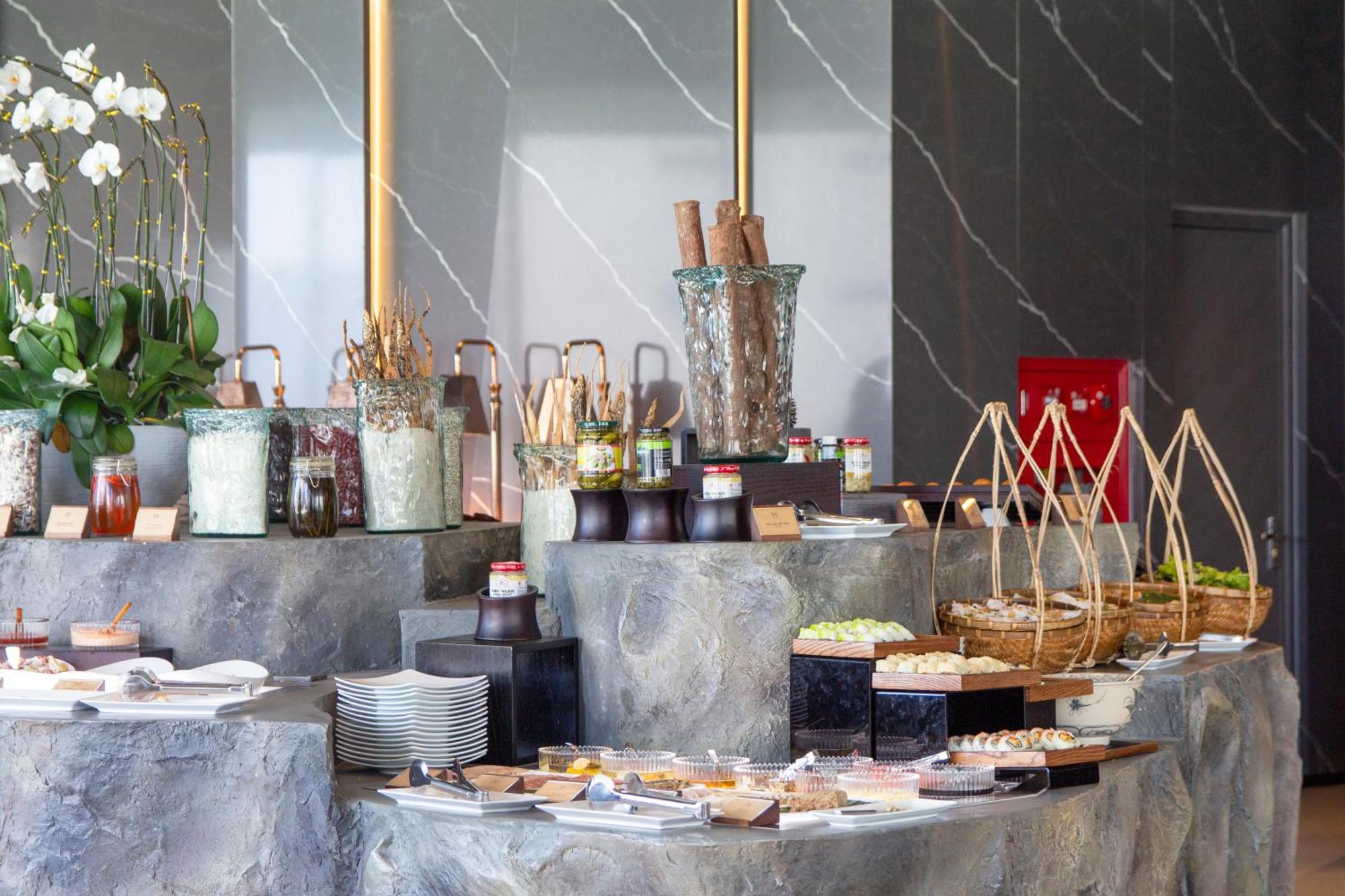 M Hotel Danang Esterno foto A buffet at a hotel